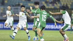 Pesepak bola Persebaya Surabaya berebut bola dengan pesepak bola PSMS Medan  pada pertandingan Grup B Piala Presiden 2026 di Stadion Gelora Bung Tomo, Surabaya, Jawa Timur, Rabu (29/7/2026). (Media Piala Presiden 2026)