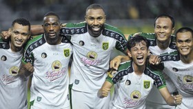 Pesepak bola Persebaya Surabaya berebut bola dengan pesepak bola PSMS Medan  pada pertandingan Grup B Piala Presiden 2026 di Stadion Gelora Bung Tomo, Surabaya, Jawa Timur, Rabu (29/7/2026). (Media Piala Presiden 2026)