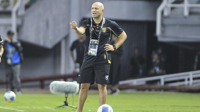 Pesepak bola Persebaya Surabaya berebut bola dengan pesepak bola PSMS Medan  pada pertandingan Grup B Piala Presiden 2026 di Stadion Gelora Bung Tomo, Surabaya, Jawa Timur, Rabu (29/7/2026). (Media Piala Presiden 2026)