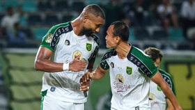 Pesepak bola Persebaya Surabaya Yuran Fernandes (kiri) berselebrasi bersama rekannya Koko Ari Araya (kanan) usai mencetak gol ke gawang PSMS Medan pada pertandingan Grup B Piala Presiden 2026 di Stadion Gelora Bung Tomo, Surabaya, Jawa Timur, Rabu (2