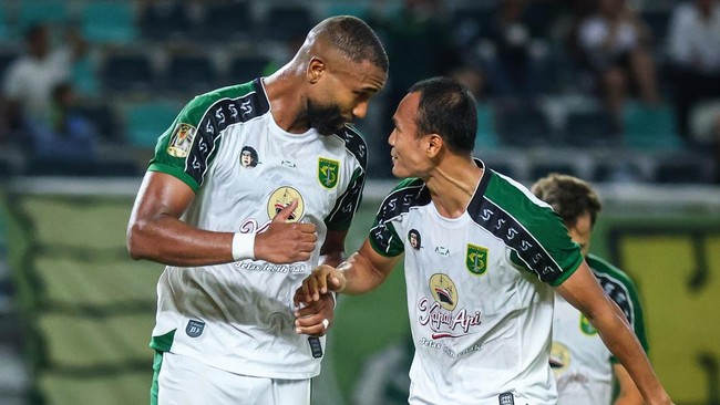 Pesepak bola Persebaya Surabaya Yuran Fernandes (kiri) berselebrasi bersama rekannya Koko Ari Araya (kanan) usai mencetak gol ke gawang PSMS Medan pada pertandingan Grup B Piala Presiden 2026 di Stadion Gelora Bung Tomo, Surabaya, Jawa Timur, Rabu (2