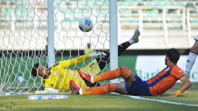 Pesepak bola Persija Jakarta  berebut bola dengan pesepak bola Port FC  pada pertandingan Grup B Piala Presiden 2026 di Stadion Gelora Bung Tomo, Surabaya, Jawa Timur, Rabu (29/7/2026). Pertandingan berakhir imbang dengan skor 2-2. (Arsip Media Piala