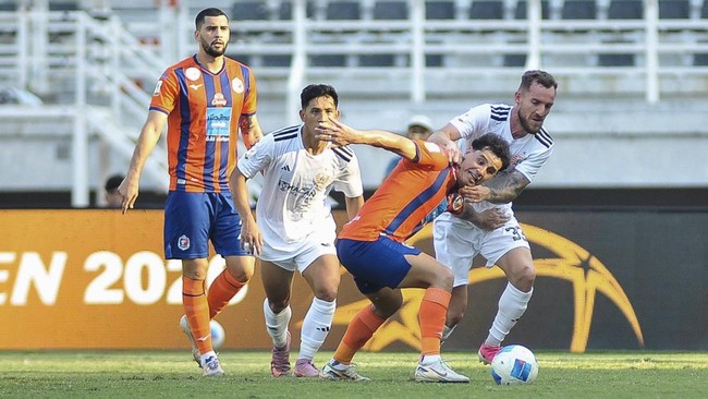 Pesepak bola Persija Jakarta  berebut bola dengan pesepak bola Port FC  pada pertandingan Grup B Piala Presiden 2026 di Stadion Gelora Bung Tomo, Surabaya, Jawa Timur, Rabu (29/7/2026). Pertandingan berakhir imbang dengan skor 2-2. (Arsip Media Piala