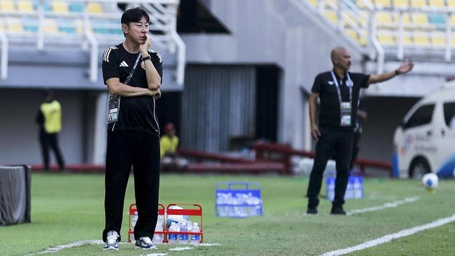 Pesepak bola Persija Jakarta  berebut bola dengan pesepak bola Port FC  pada pertandingan Grup B Piala Presiden 2026 di Stadion Gelora Bung Tomo, Surabaya, Jawa Timur, Rabu (29/7/2026). Pertandingan berakhir imbang dengan skor 2-2