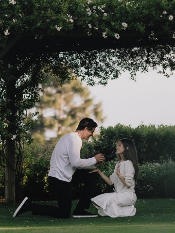 Potret Momen Romantis Madison Beer Dilamar Justin Herbert