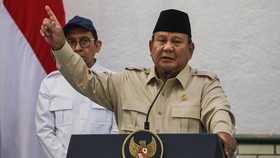 Presiden Prabowo Subianto (kanan) didampingi Menteri Kebudayaan Fadli Zon (kiri) menyampaikan pidato saat peresmian hasil program revitalisasi Cagar Budaya Nasional di Stasiun Semarang Tawang, Semarang, Jawa Tengah, Kamis (30/7/2026). Revitalisasi te