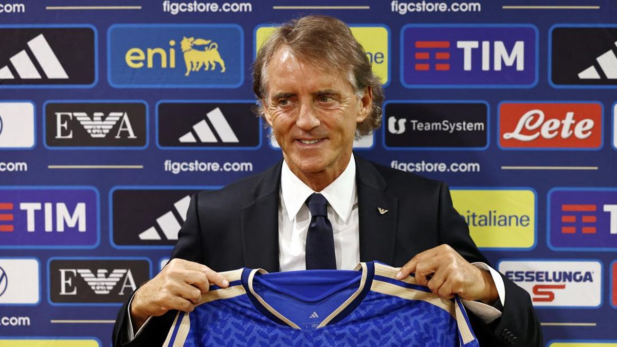 Misi Mancini Rebut Hati Penggemar Italia Lagi