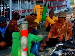 Menolak Renta, Perjuangan Kuli Pengki Indramayu Cari Nafkah