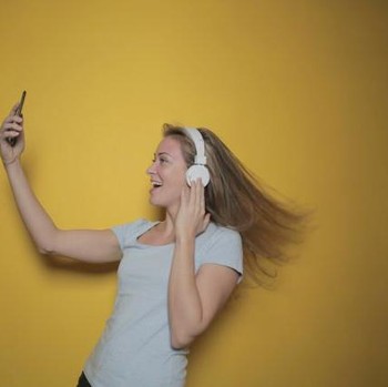 Sering Membuat Playlist Musik Sesuai Mood? Ini 3 Alasan Psikologis di Balik Kebiasaanmu