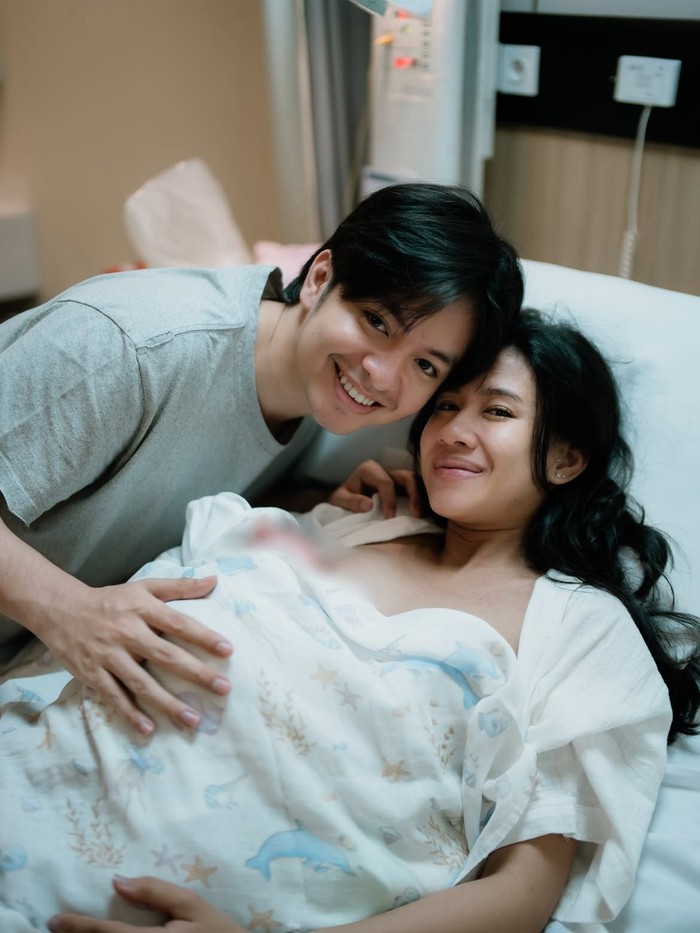 potret bahagia Shenina Cinnamon dan Angga Yunanda yang baru dikaruniai anak pertama