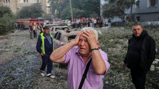 Api Membumbung Hanguskan Rumah Warga Efek Rudal Rusia Hantam Kyiv-Lviv