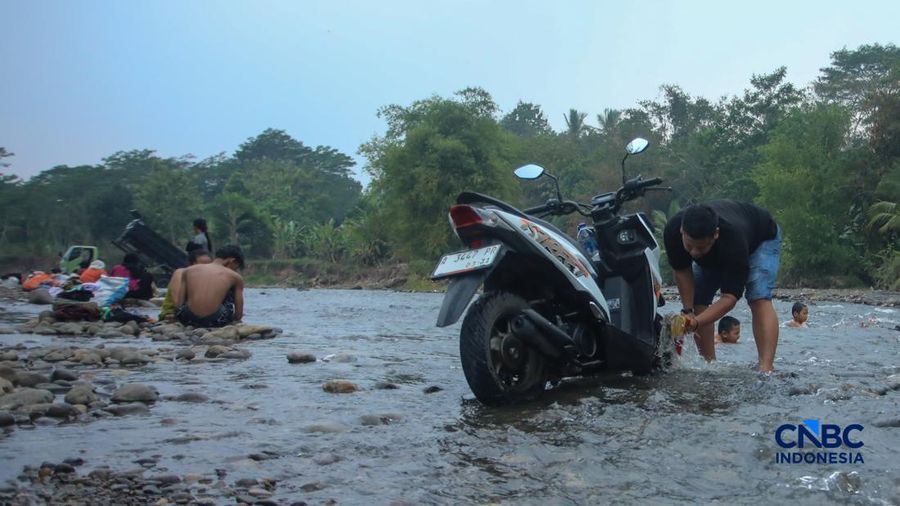 Warga beraktivitas pada aliran Sungai Ciberang di Kampung Somang, Lebak, Banten, Kamis (30/7/2026).