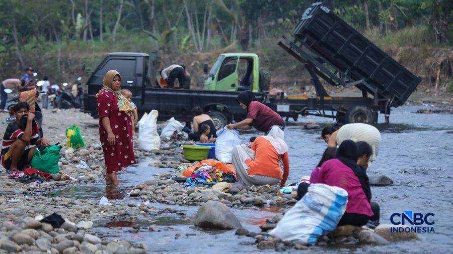 Warga beraktivitas pada aliran Sungai Ciberang di Kampung Somang, Lebak, Banten, Kamis (30/7/2026). (CNBC Indonesia/Faisal Rahman)