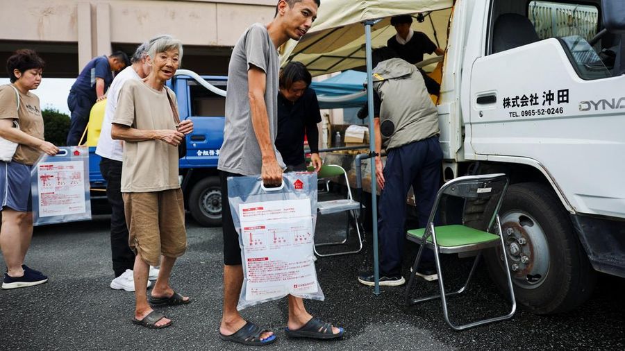 Warga setempat menerima support air akibat pemadaman air nan disebabkan oleh gempa bumi di pusat organisasi di Yatsushiro, Jepang, 30 Juli 2026.