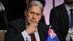 Menteri Luar Negeri Selandia Baru Winston Peters menuai kecaman usai menghina seorang anggota parlemen keturunan China di sebuah debat parlemen.