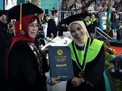 Sosok Wisudawati UINSA yang Viral Geblak Saat Minta Difotoin Rektor