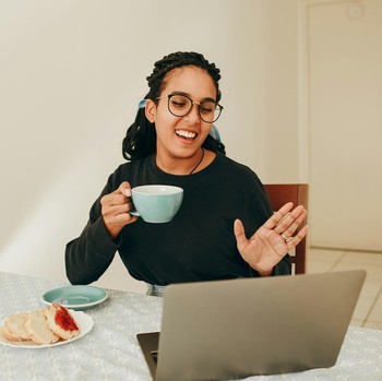 Tak Jadi Masalah Berarti, 6 Zodiak yang Dikenal Paling Tahan LDR dengan Pasangan