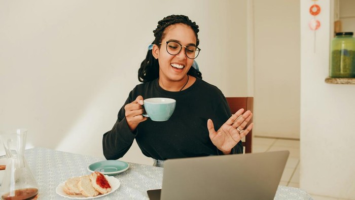 Tak Jadi Masalah Berarti, 6 Zodiak yang Dikenal Paling Tahan LDR dengan Pasangan