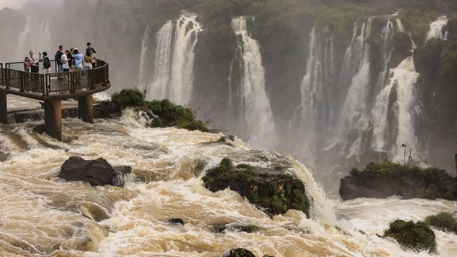 Tourists visit the Iguazu Falls after heavy rains caused the river level to rise, in Foz do Iguacu, Brazil, July 30, 2026. REUTERS/Kiko Sierich