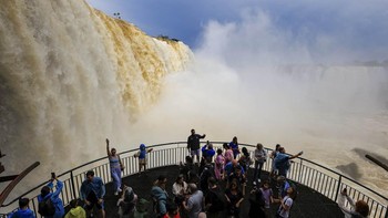Tourists visit the Iguazu Falls after heavy rains caused the river level to rise, in Foz do Iguacu, Brazil, July 30, 2026. REUTERS/Kiko Sierich
