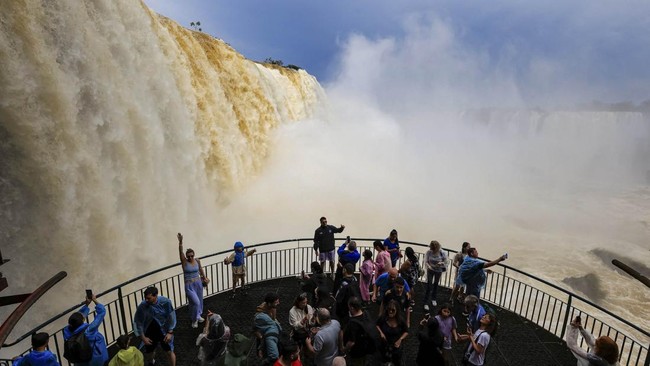 Tourists visit the Iguazu Falls after heavy rains caused the river level to rise, in Foz do Iguacu, Brazil, July 30, 2026. REUTERS/Kiko Sierich