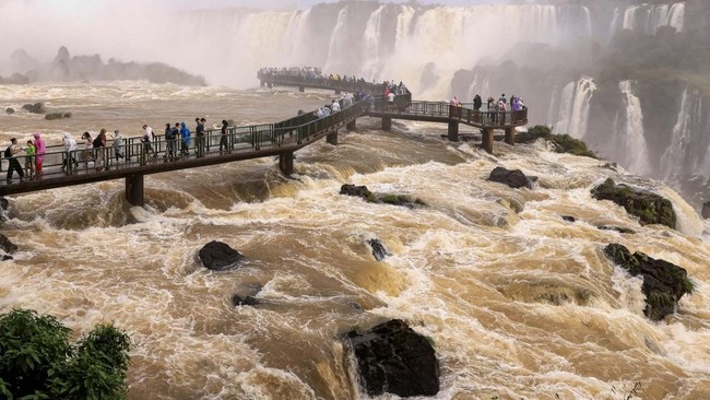 Tourists visit the Iguazu Falls after heavy rains caused the river level to rise, in Foz do Iguacu, Brazil, July 30, 2026. REUTERS/Kiko Sierich
