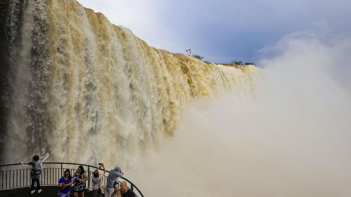 Tourists visit the Iguazu Falls after heavy rains caused the river level to rise, in Foz do Iguacu, Brazil, July 30, 2026. REUTERS/Kiko Sierich