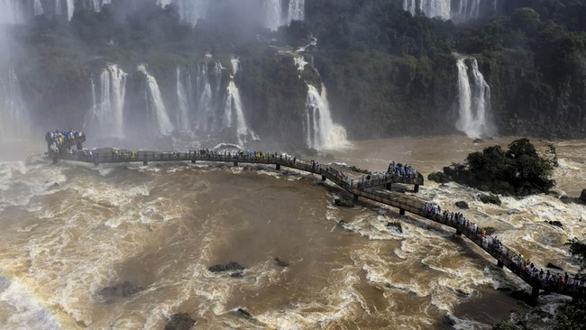 Tourists visit the Iguazu Falls after heavy rains caused the river level to rise, in Foz do Iguacu, Brazil, July 30, 2026. REUTERS/Kiko Sierich