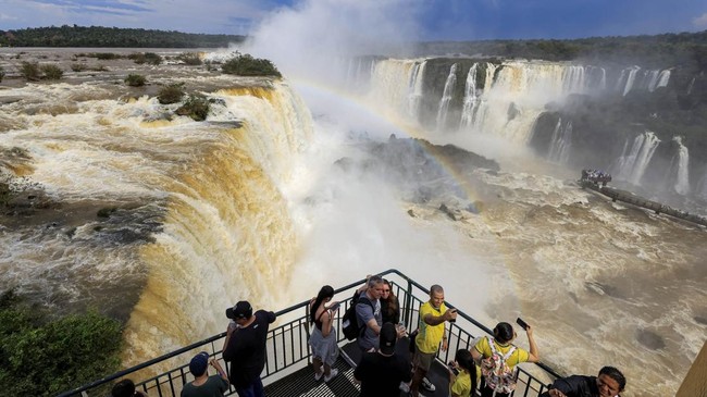 Tourists visit the Iguazu Falls after heavy rains caused the river level to rise, in Foz do Iguacu, Brazil, July 30, 2026. REUTERS/Kiko Sierich