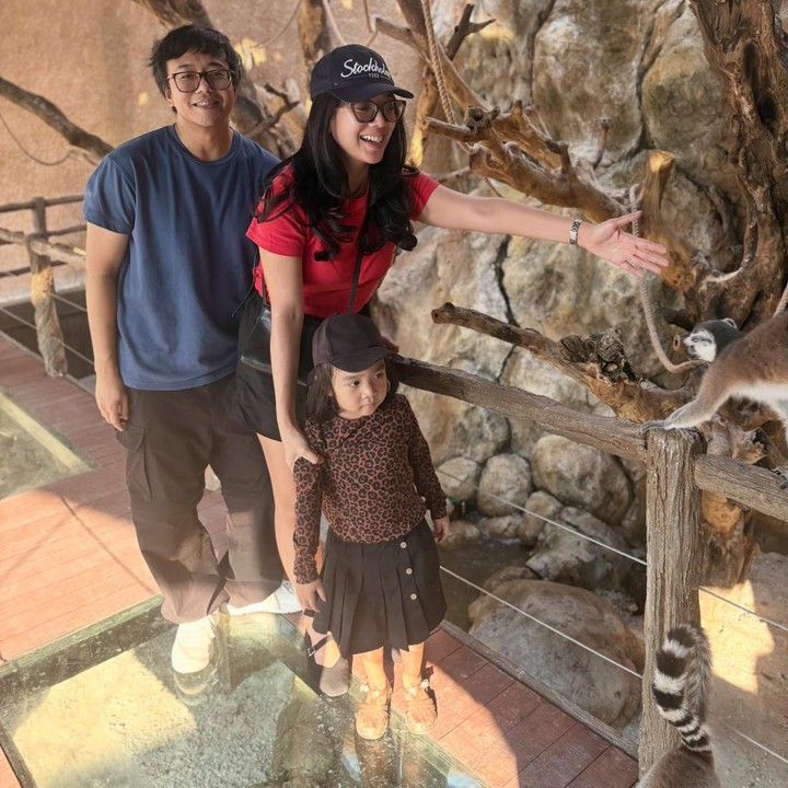 <p>Dea Ananda dan suaminya Andi Ariel Harsya, memiliki seorang anak perempuan bernama Sanne El Azhar, yang lahir pada 14 Juni 2022. Di sela kesibukan, Dea dan suami sering <em>quality time</em> bareng Sanee, Bunda. (Foto: Instagram: @dea_ananda)</p>