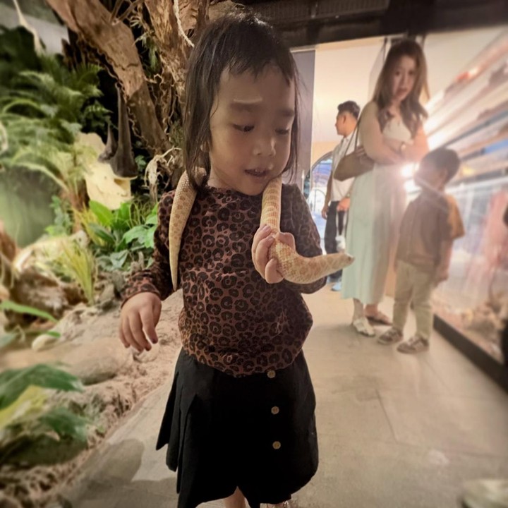 <p>Dalam kunjungannya ini, Sanee terlihat mengenakan baju yang cocok untuk bereksplorasi. Bocah kelahiran 14 Juni 2022 ini terlihat memakai baju motif leopard dengan rok hitam dan sepatu sandal santai. (Foto: Instagram: @dea_ananda)</p>