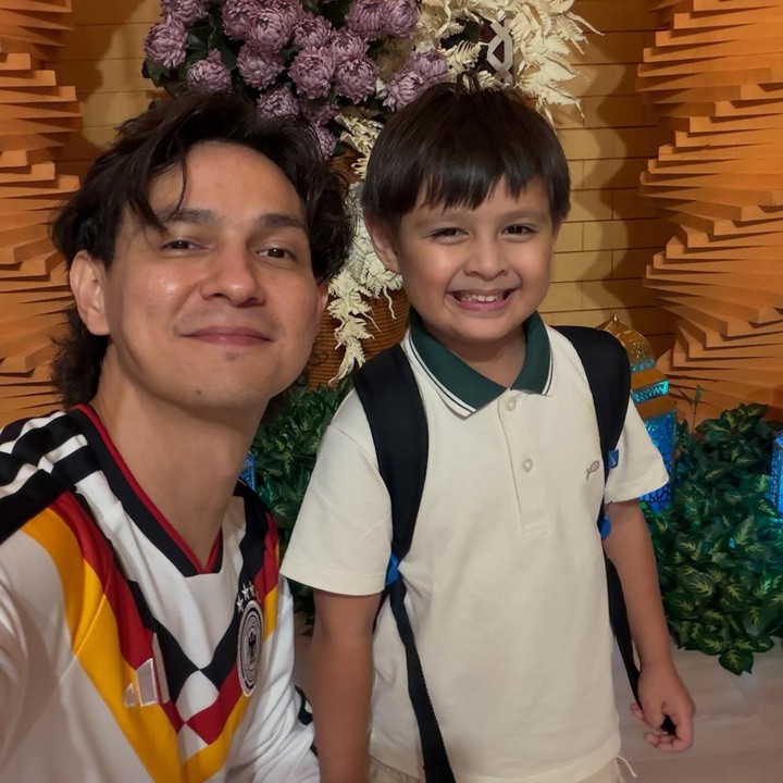 <p>Qeenan memiliki wajah bule yang tampan, mirip dengan sang ayah. Banyak netizen memuji paras Qeenan ini, Bunda. "<em>Copyan</em> bapaknya," tulis akun @be***. "Bapak sama anak keren," ungkap @ch***. "<em>So cute and handsome boy,</em>" kata @yu***. (Foto: Instagram @marcelldarwin)</p>