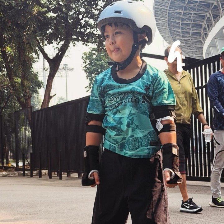 <p>Qeenan tumbuh menjadi anak yang aktif dan menggemaskan, Bunda. Qeenan diketahui suka mencoba aktivitas <em>outdoor</em>, seperti bersepeda dan bermain sepatu roda. Belakangan, Marcell mulai mengenalkan putranya ini dengan olahraga sepakbola. (Foto: Instagram @marcelldarwin)</p>