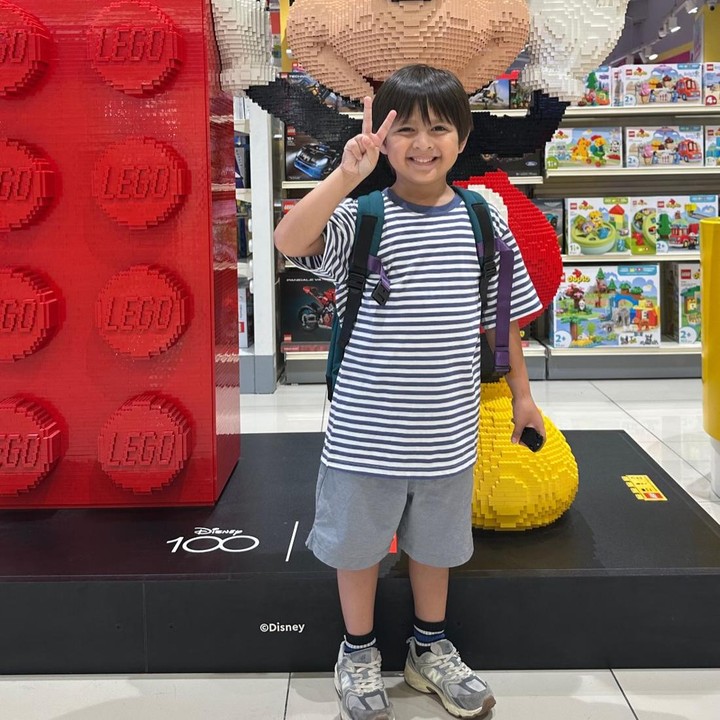 <p>Qeenan yang lahir pada 10 Juli 2020, baru saja berulang tahun yang ke-6. Di hari ulang tahun Qeenan, Marcell dan istri membuat perayaan sederhana. Momen spesial ini dibagikan keduanya di Instagram. "<em>Happiest bday big boy</em>!" tulis keduanya. (Foto: Instagram @marcelldarwin)</p>