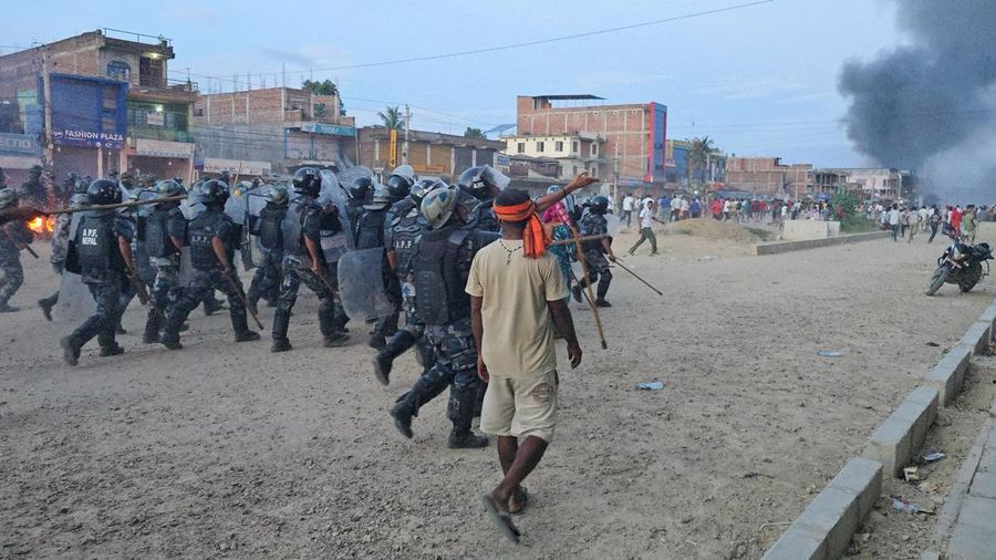 Anggota Pasukan Polisi Bersenjata (APF) mengejar demonstran selama protes menyusul bentrok antara dua organisasi di Siraha, Nepal, 30 Juli 2026. (REUTERS/Stringer)