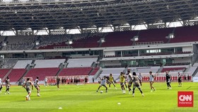 Aston Villa menjalani latihan di Stadion Utama Gelora Bung Karno, Senayan, Jakarta, di tengah terik matahari, Jumat (31/7) siang.