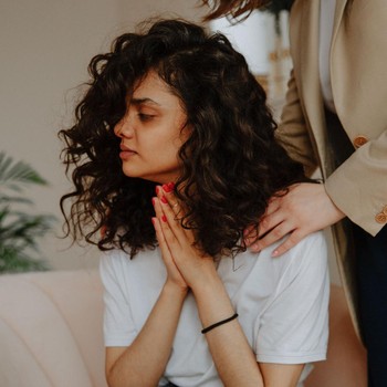 3 Ciri Kepribadian Perempuan yang Tanpa Sadar Terlalu Sering Minta Maaf