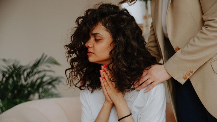 3 Ciri Kepribadian Perempuan yang Tanpa Sadar Terlalu Sering Minta Maaf