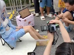 Heboh! Cosplayer Jual Air Lemon Hasil Rendaman Kaki seharga Rp 133 Ribu