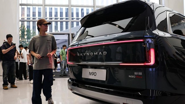 A man looks at a Xiaomi SkyNomad N90 Max EREV (Extended-Range Electric Vehicle) on display before the car's launch event, in Xiaomi's industrial park, in Beijing, China July 30, 2026. REUTERS/Tingshu Wang