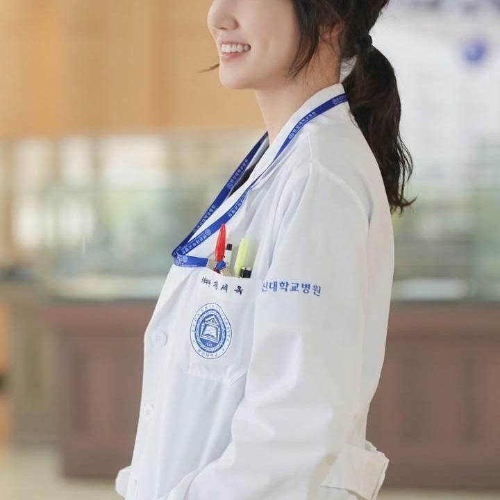 <p>Park Eun Bin menjajal peran sebagai dokter ahli bedah saraf, Jung Se Ok lewat drama <em>Hyper Knife</em> pada 2025. Sosok karakternya brilian, tetapi tercoreng reputasinya karena beroperasi sebagai dokter bayangan ilegal.&nbsp;(foto: dok. Instagram @eunbining0904)</p>