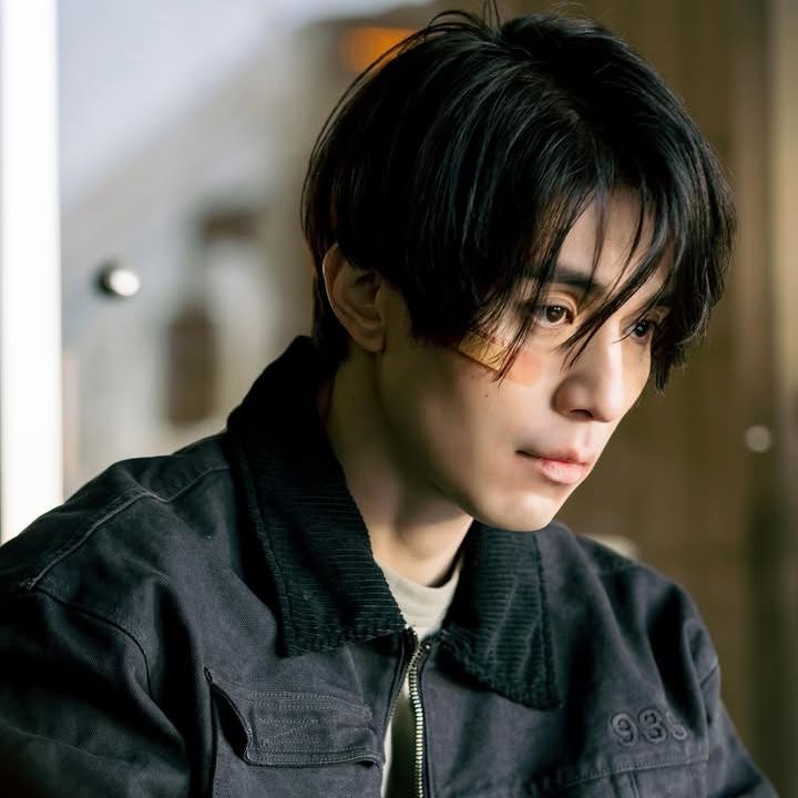 <p>Dalam drama <em>A Shop for Killers,</em> Lee Dong Wook memerankan Jeong Jin-man. Ia adalah seorang mantan pemimpin tim untuk perusahaan tentara bayaran Babylon, yang kini mengoperasikan pusat perbelanjaan rahasia, melindungi keponakannya Ji-an, dan melawan jaringan Babylon. (dok. Instagram @leedongwook_official)</p>
