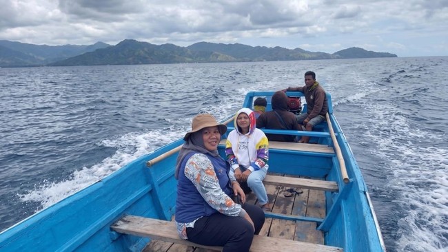 Terjang Ombak, Mantri BRI Buka Akses Finansial di Pulau Seram