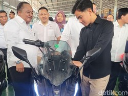 Momen Gibran Jajal Motor Listrik Tangkas