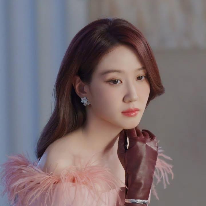 <p>Drama terbarunya, <em>Spooky in Love</em>, Park Eun Bin memerankan Cheon Yeo Ri, seorang pewaris hotel glamor yang bisa melihat hantu. Karakter Park Eun Bin mana yang jadi favorit Bunda? (foto: dok. Instagram @eunbining0904)</p>