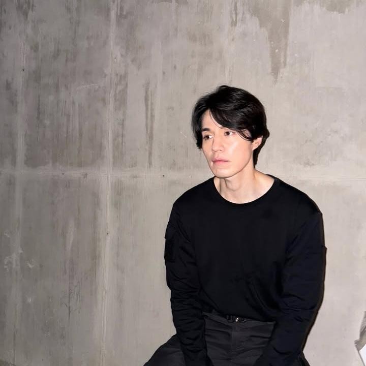 <p>Drama thriller yang diperankan Lee Dong Wook tersebut, khususnya season pertama serial ini menuai pujian internasional yang kuat, masuk dalam daftar acara TV internasional terbaik versi <em>The New York Times.</em> (dok. Instagram @leedongwook_official)</p>