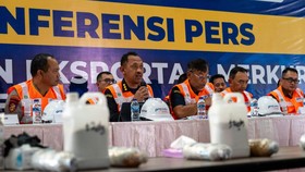 Aparat menggagalkan upaya ekspor ilegal 3.428 kilogram atau 3,4 ton merkuri cair yang ditaksir bernilai Rp17,5 miliar menuju Burkina Faso, Afrika Barat.
