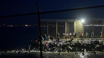 Ratusan Migran Maroko Berenang Menyeberang Laut ke Spanyol, 9 Tewas