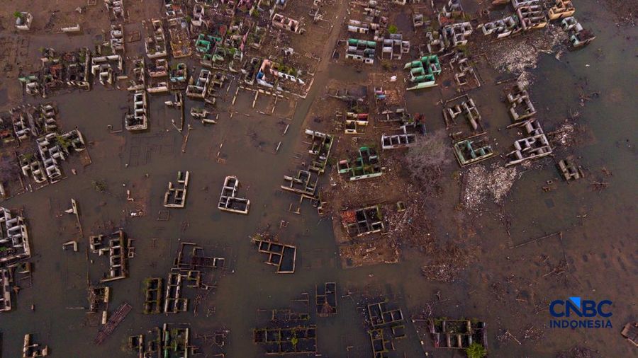 Foto udara Sisa puing-puing gedung rumah nan kembali muncul  di area Bendungan Karian nan mengering di Kampung Somang, Lebak, Banten, Kamis (30/7/2026). (CNBC Indonesia/Faisal Rahman)