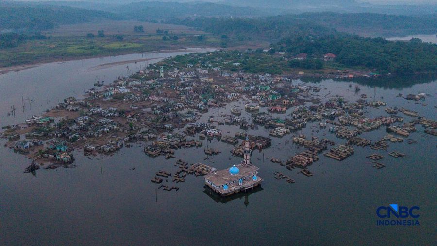 Foto udara Sisa puing-puing gedung rumah nan kembali muncul  di area Bendungan Karian nan mengering di Kampung Somang, Lebak, Banten, Kamis (30/7/2026). (CNBC Indonesia/Faisal Rahman)